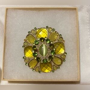 SALE- Fashion Vintage-Style Yellow and Green Floral Brooch/Pendant EUC